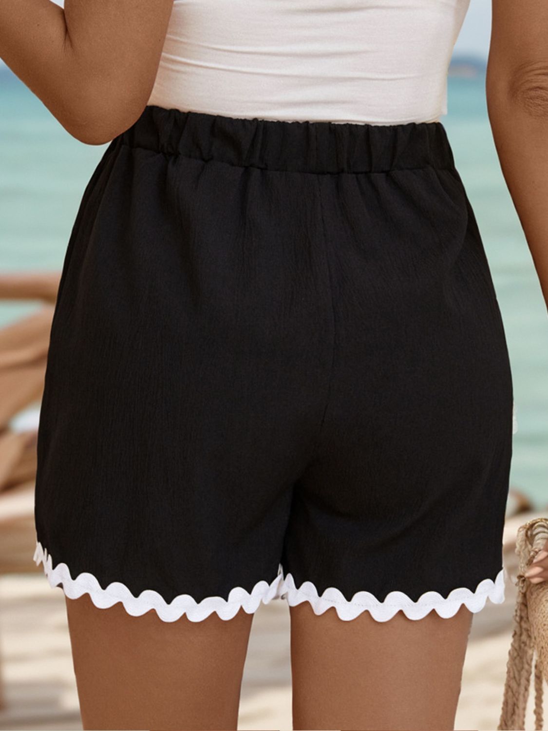 Contrast Trim Tied Shorts with Pockets