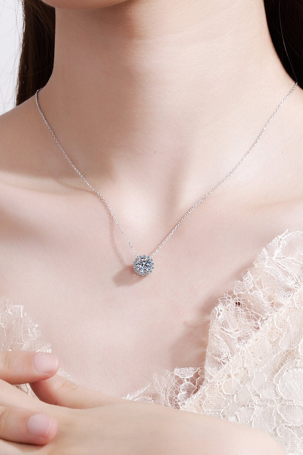 Women's Flower-Shaped Moissanite Pendant Necklace