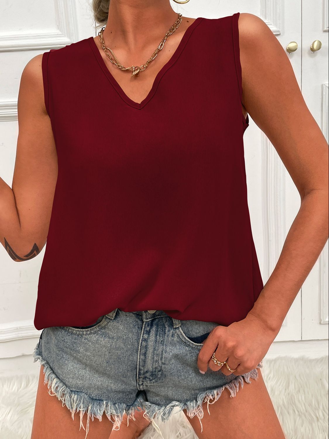 Women's V-Neck Curved Hem Tunic Tank