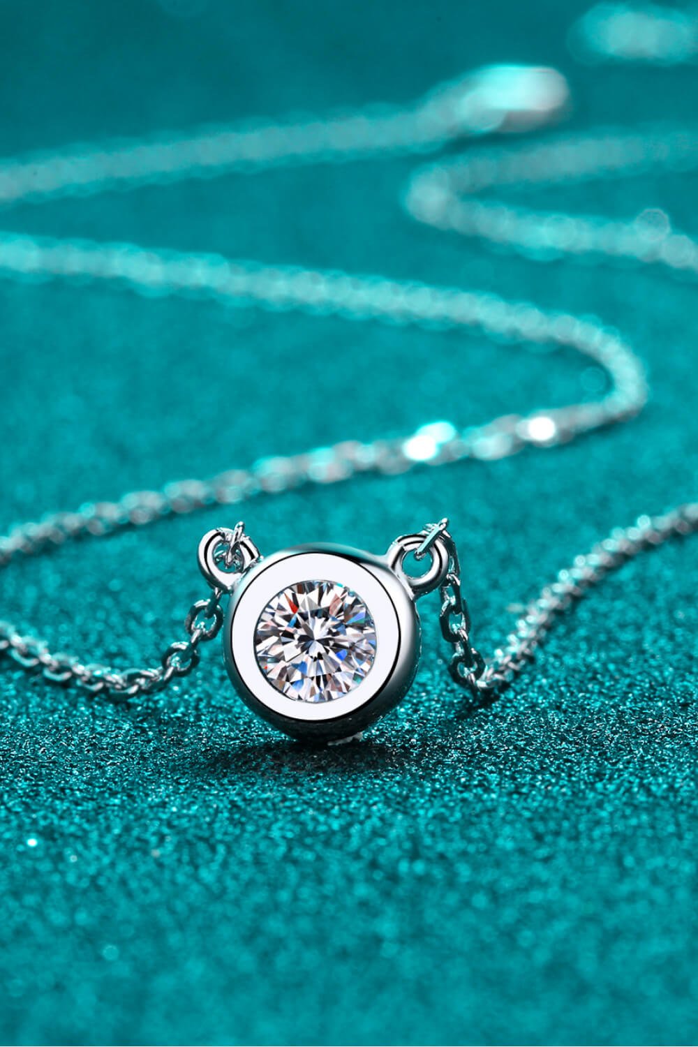 Women's Moissanite Round Pendant Chain Necklace